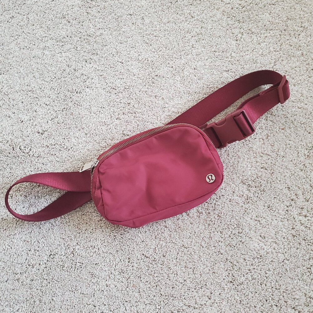 Lululemon Everywhere Belt Bag 1L - Mulled Wine